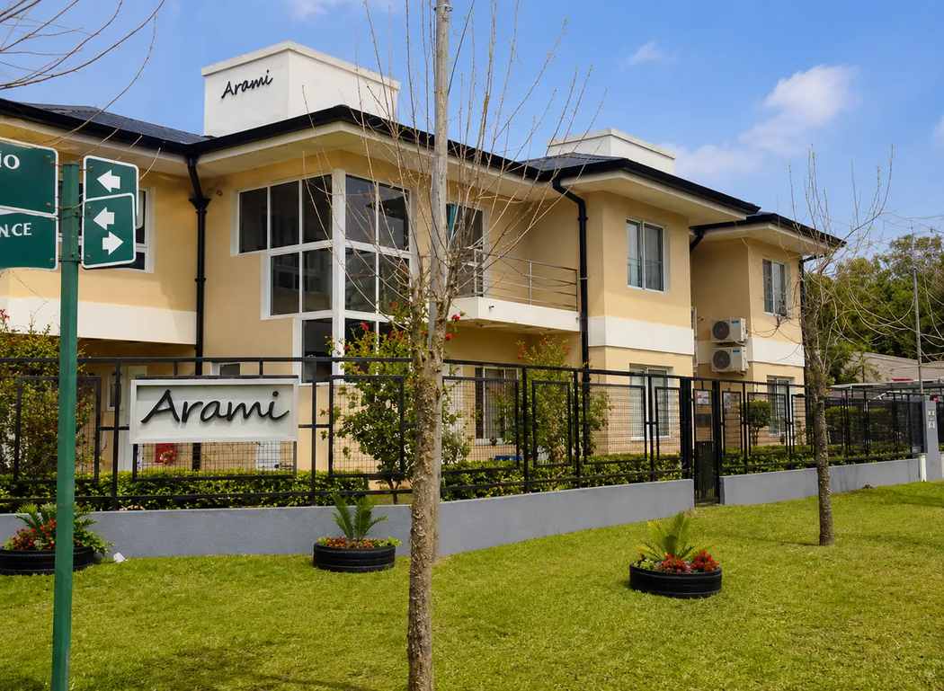 Complejo Arami Apart entrance from the street